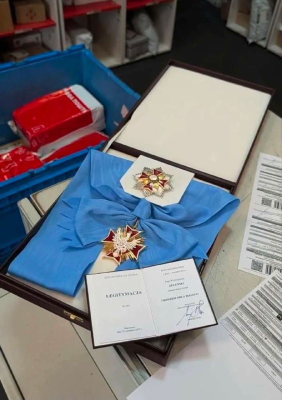 Друзі, мережею несуться тисячі запитань, чому Президент відправив орден до Польщі Новою Поштою, а…