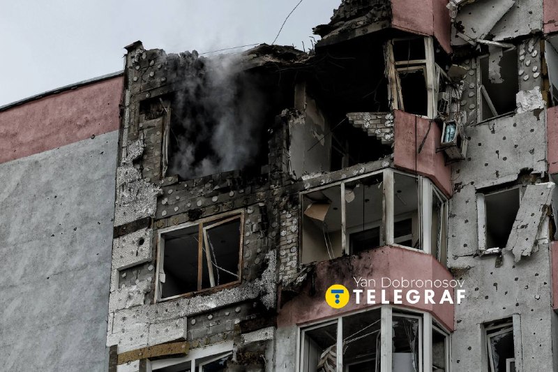Наслідки влучання ворожого дрона по багатоповерхівці в Деснянському районі Києва. 💔
