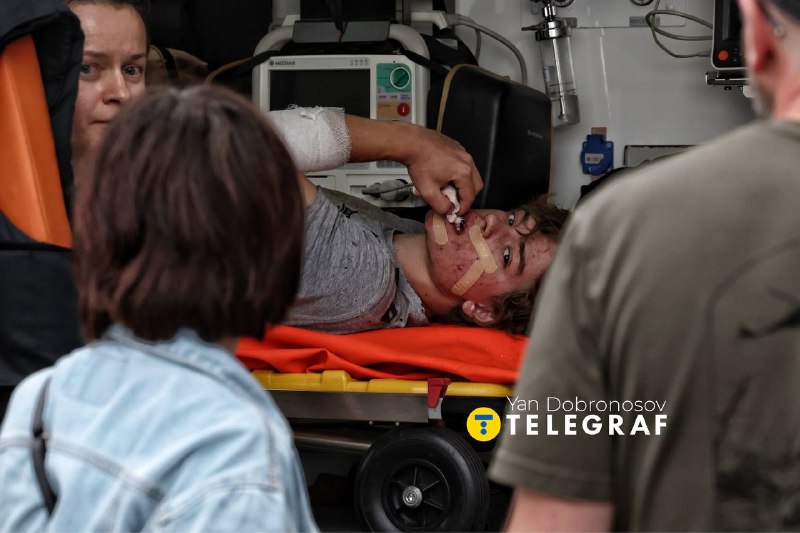 Наслідки влучання ворожого дрона по багатоповерхівці в Деснянському районі Києва. 💔