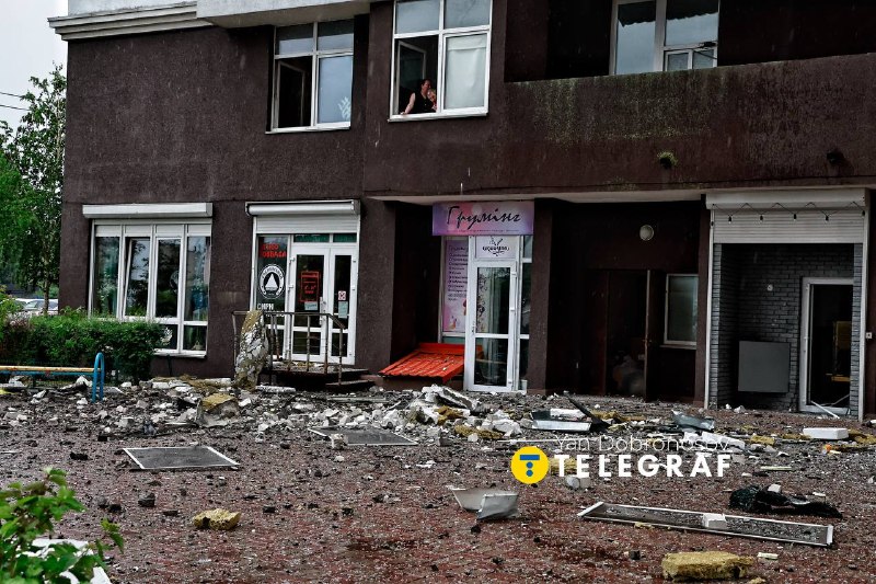 Наслідки влучання ворожого дрона по багатоповерхівці в Деснянському районі Києва. 💔