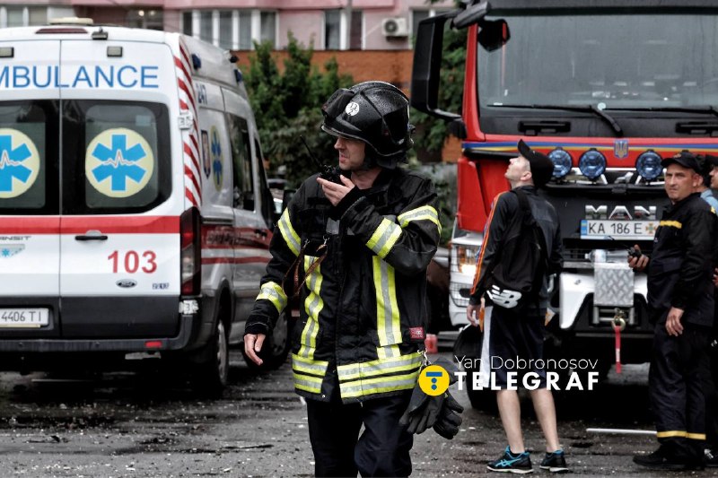 Наслідки влучання ворожого дрона по багатоповерхівці в Деснянському районі Києва. 💔