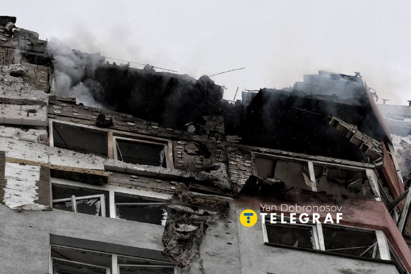 Наслідки влучання ворожого дрона по багатоповерхівці в Деснянському районі Києва. 💔
