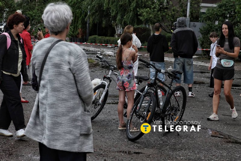 Наслідки влучання ворожого дрона по багатоповерхівці в Деснянському районі Києва. 💔