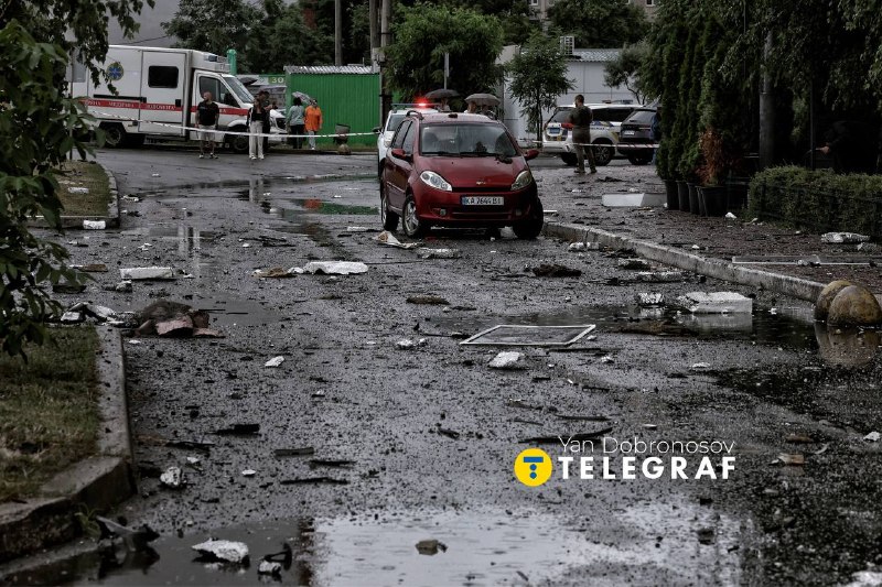 Наслідки влучання ворожого дрона по багатоповерхівці в Деснянському районі Києва. 💔