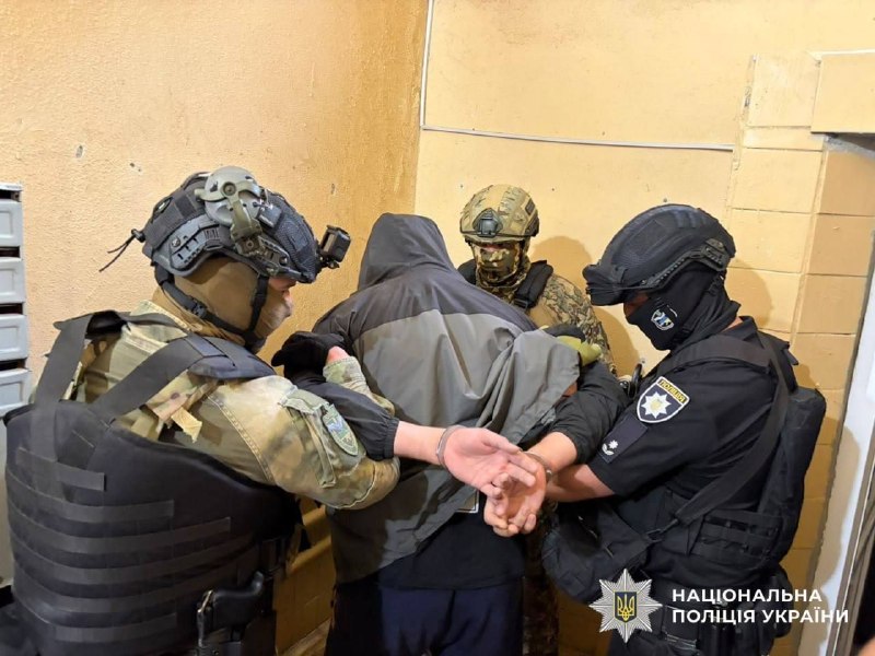 У Львові правоохорнці затримали 23-річного чоловіка, якого підозрюють у нападі на правоохоронця п…