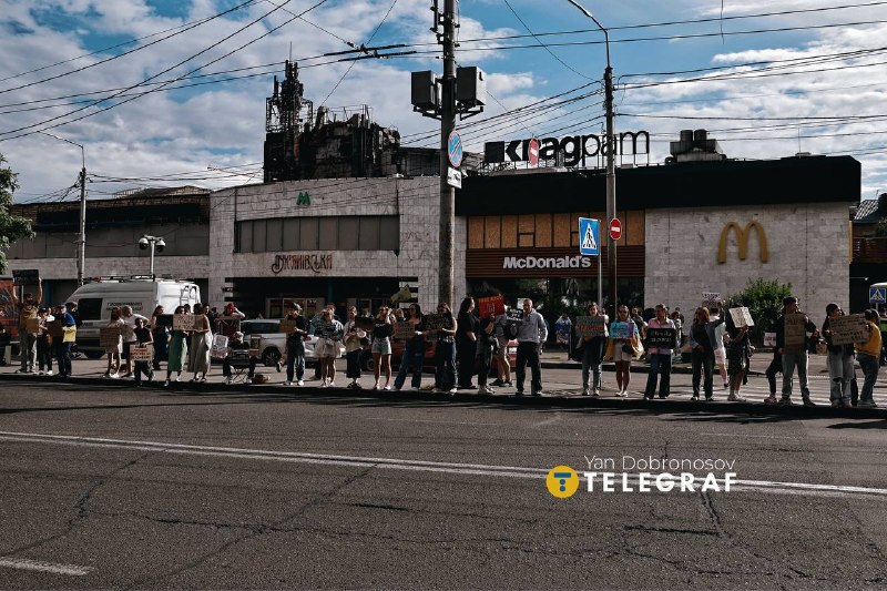 Акція FreeAzov сьогодні пройшла неподалік станції метро «Лук’янівська». Це нагадування про тих, х…