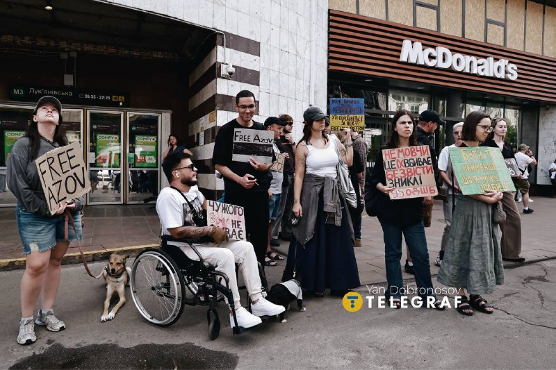 Акція FreeAzov сьогодні пройшла неподалік станції метро «Лук’янівська». Це нагадування про тих, х…