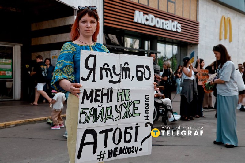 Акція FreeAzov сьогодні пройшла неподалік станції метро «Лук’янівська». Це нагадування про тих, х…