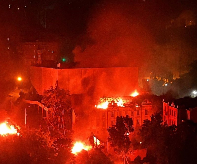 Київ знову зазнав ракетної атаки вночі. І знову ворог бив по цивільним об’єктам – будинкам, метро…