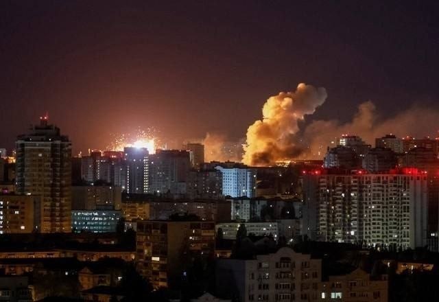 Київ знову зазнав ракетної атаки вночі. І знову ворог бив по цивільним об’єктам – будинкам, метро…